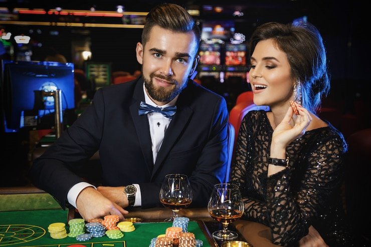 Studio Monopoly Live jokibandar dengan dealer, papan Monopoly, dan roda putaran tiga dimensi